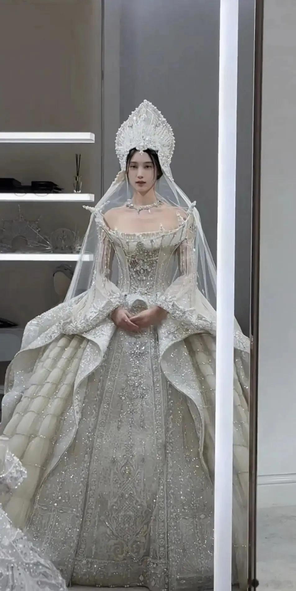 很难相信这是在选婚纱😳​​​
