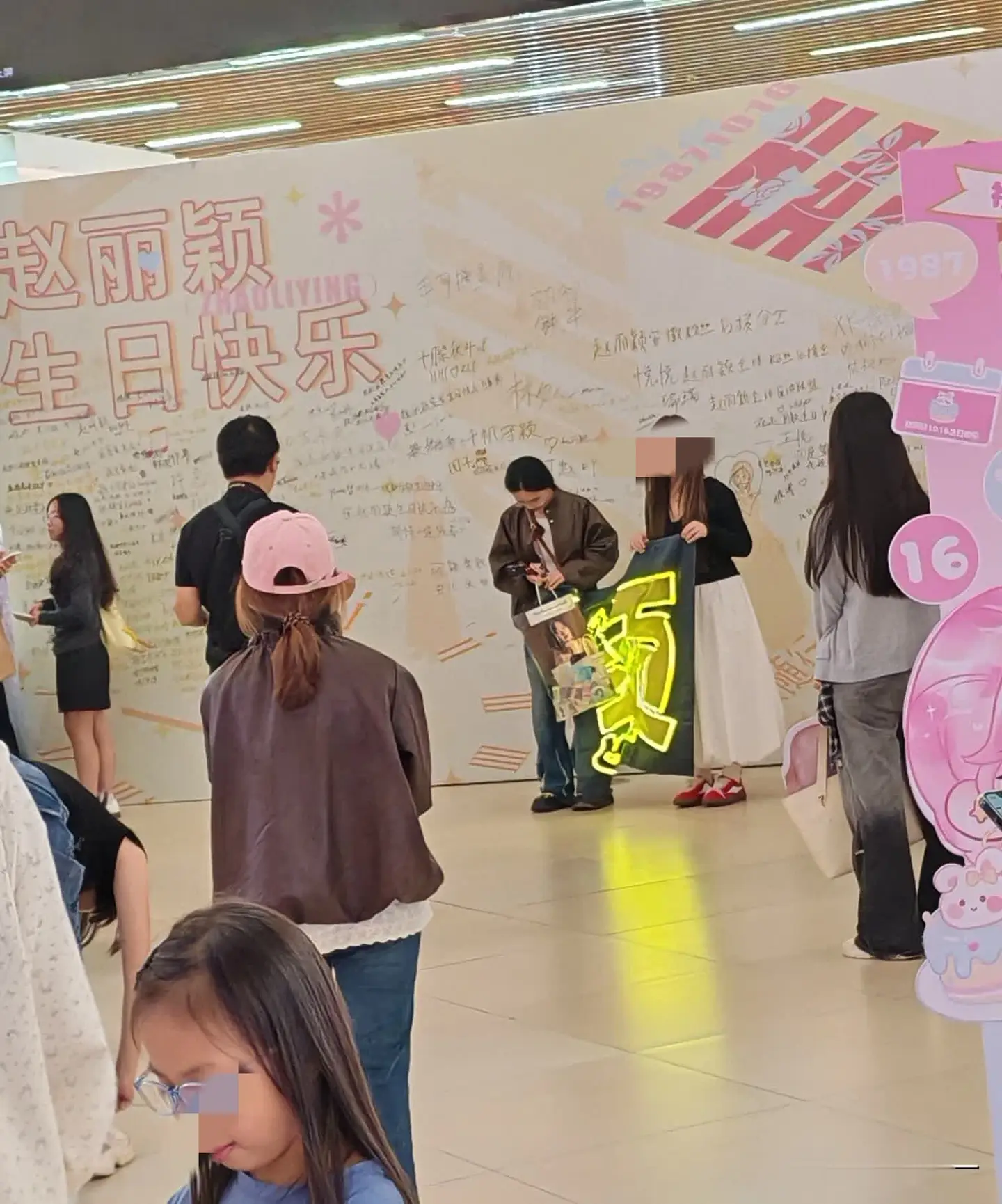 银泰中心追星现场：年轻人为赵丽颖庆生？