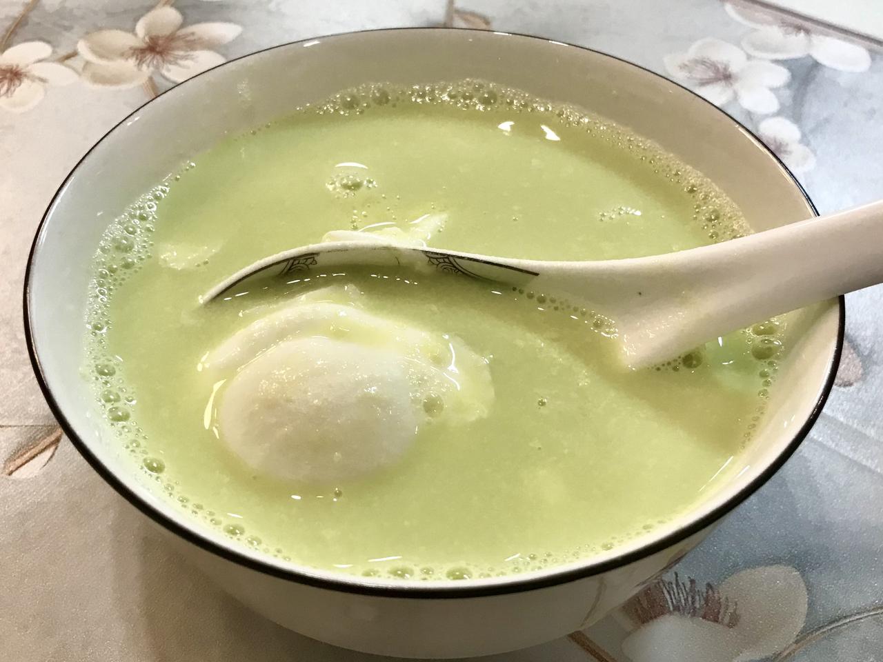 今天早上吃早餐，发生了一个奇怪的现象。今天做早餐，用昨天买的青豆，拿豆浆机打了一