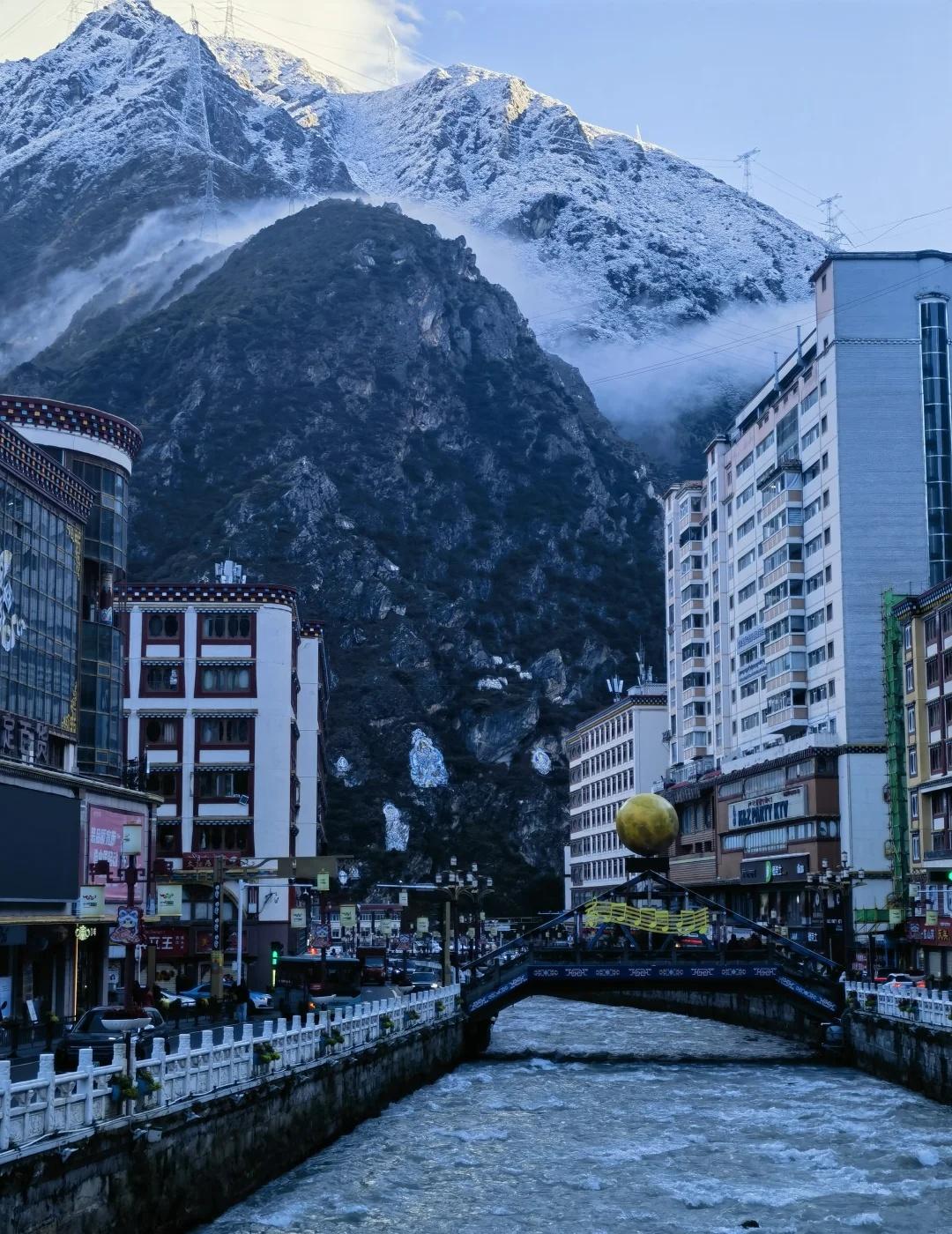 Day2清晨七点，康定的空气中还带着一丝寒意，在一顿热气腾腾的早餐后从容启程。