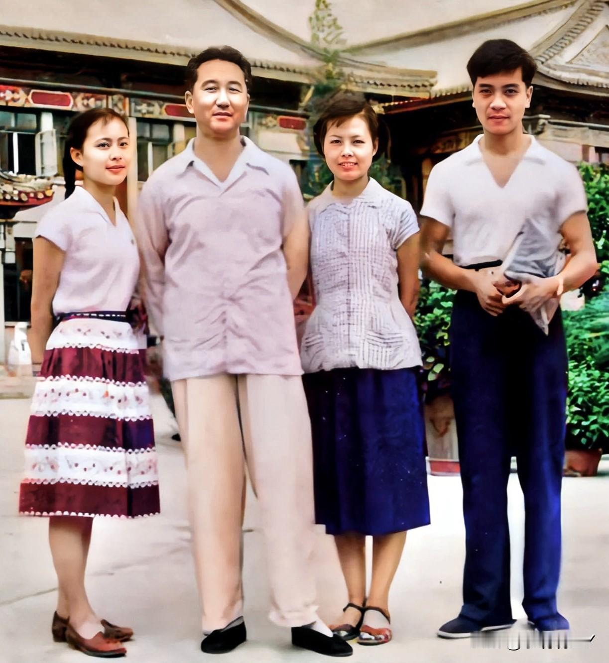 这是中国第一代央视主持人同框的一张合影老照片，拍摄于1960年。照片左起:吕大