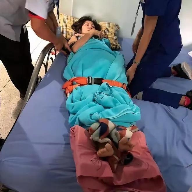 法院终于判离婚了。大家还记得王暖暖吗，就是怀孕的时候被老公骗到泰国旅游，然后从