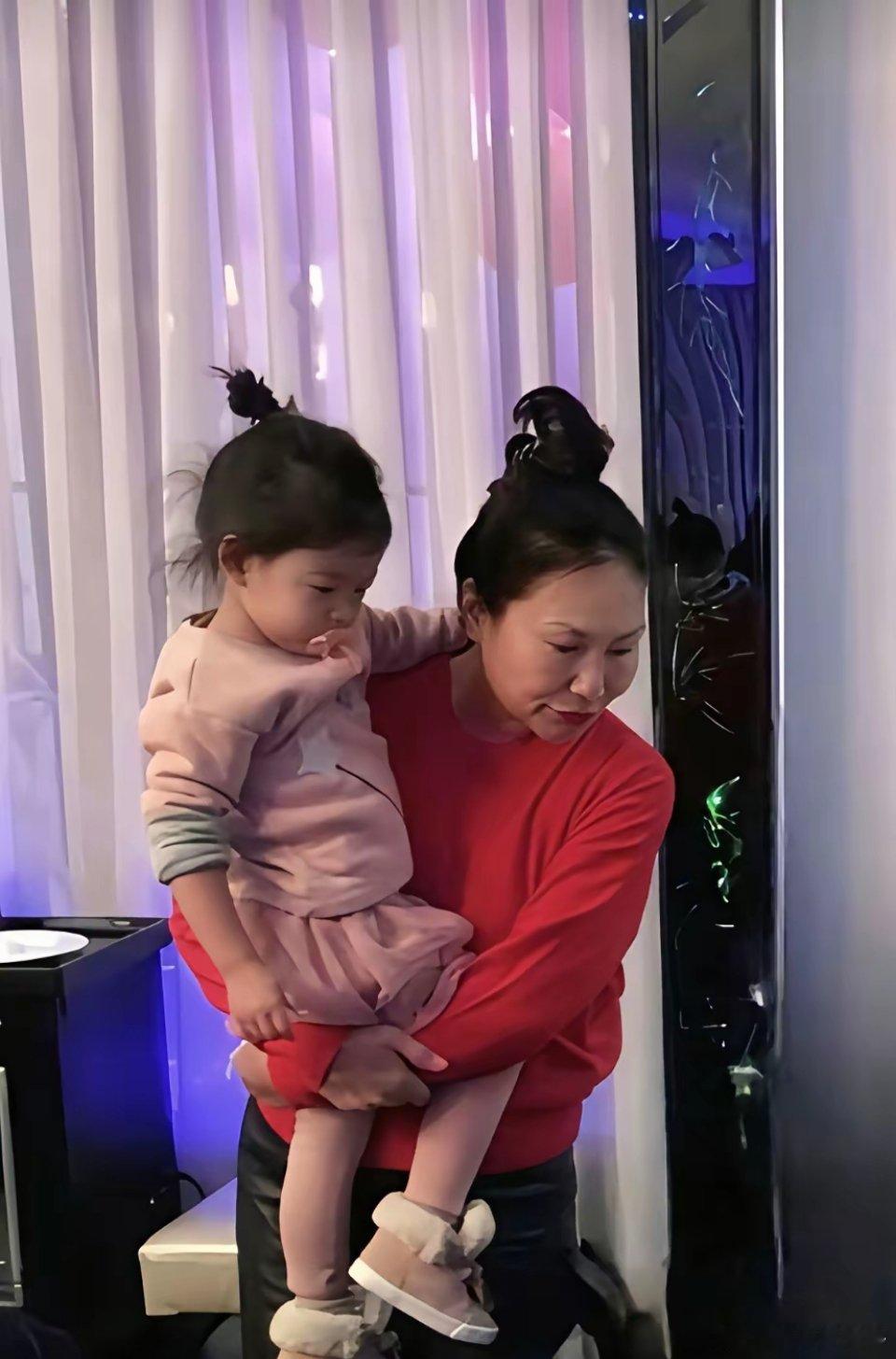 小玥儿一定也很想外婆和大姨小姨吧，毕竟大s说每周都有固定一天，孩子是徐妈妈和大姐