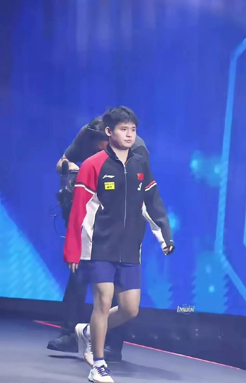 林诗栋自打登顶世界第一后就没快乐过。想当初巴黎奥运会后林诗栋递补樊振东参加澳门
