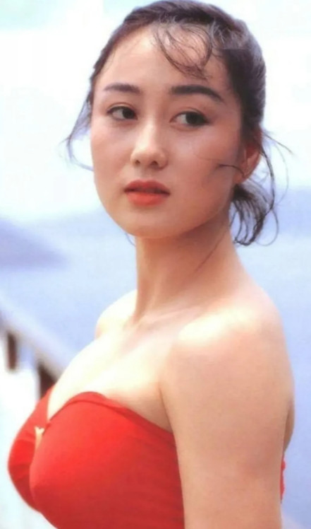 1987年，慈善晚宴上周润发和曾志伟在舞台上，互掷蛋糕活跃气氛，突然周润发拿起一