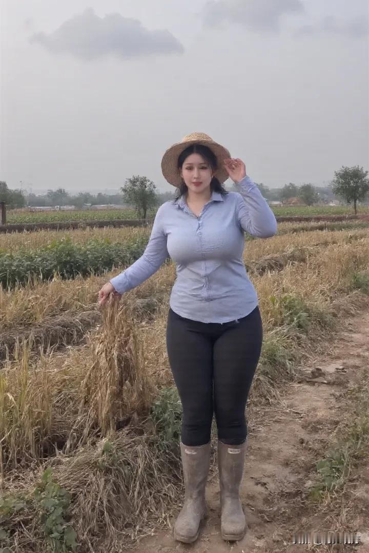 在希望的田野上，时光浸染泥土芬芳。轻握稻穗，感受丰收重量，草帽下的微笑，是对土地