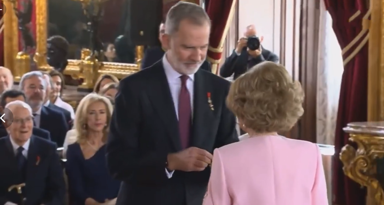 西班牙国王为母亲索菲亚颁发勋章！11月21日费利佩六世主持授勋仪式，并亲自为母亲