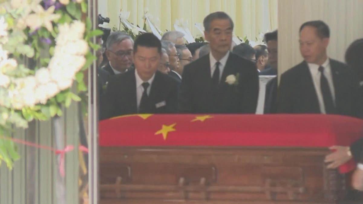 在公祭仪式后，董建华的灵柩由治丧委员会副主任委员、全国政协副主席梁振英，行政长官李家超等扶灵。灵柩上