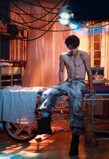 姚琛身材按块练姚琛这身材真的好看到犯规，腹肌胸肌线条清晰可见，纯纯的视觉冲击！