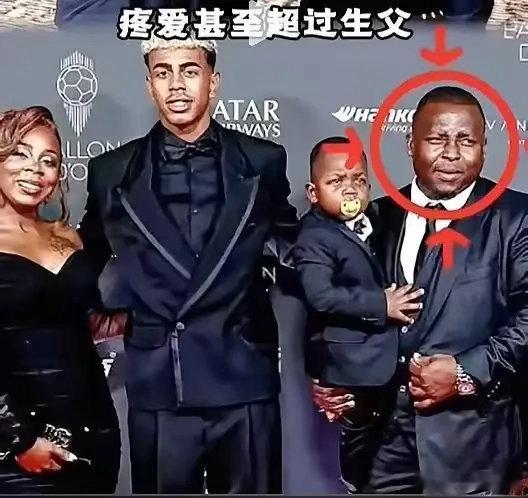 亚马尔的继父，从来不在聚光灯下抢镜。2024年欧洲杯夺冠后那张传遍全网的全家福，
