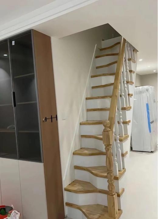 谁设计出这种波浪台阶楼梯？颜值和实用根本没法兼顾这个业主家里装好的室内楼梯火了