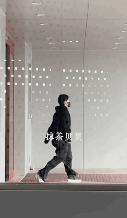 王楚钦平安回到北京，王CC来接的楚钦，但没有开那绿色的奔驰。去的时候也是这台黑