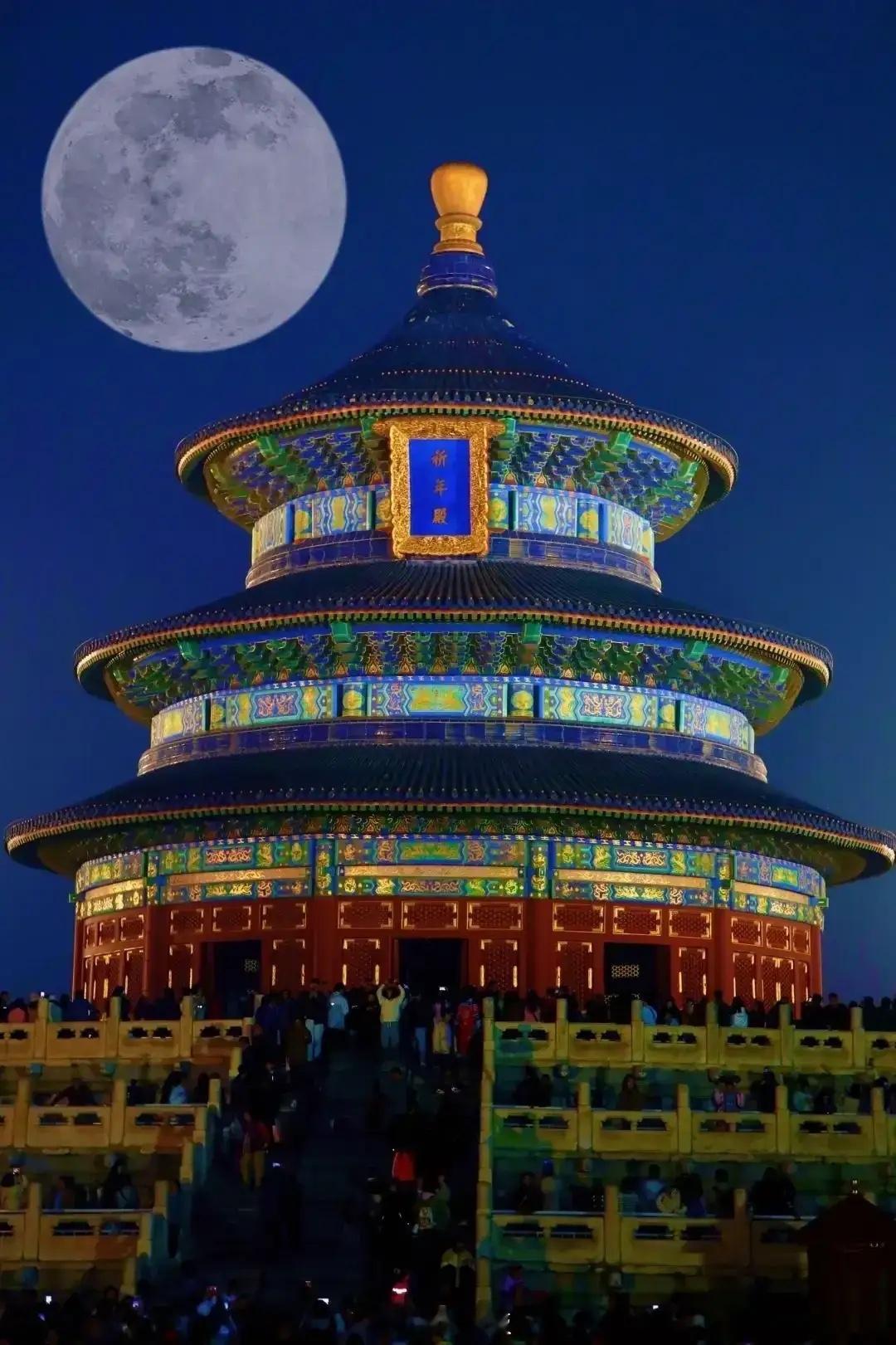 你敢信吗？最近一群美国富豪逛完天坛，直接给看傻了。他们前脚刚走，天坛的全貌图后脚