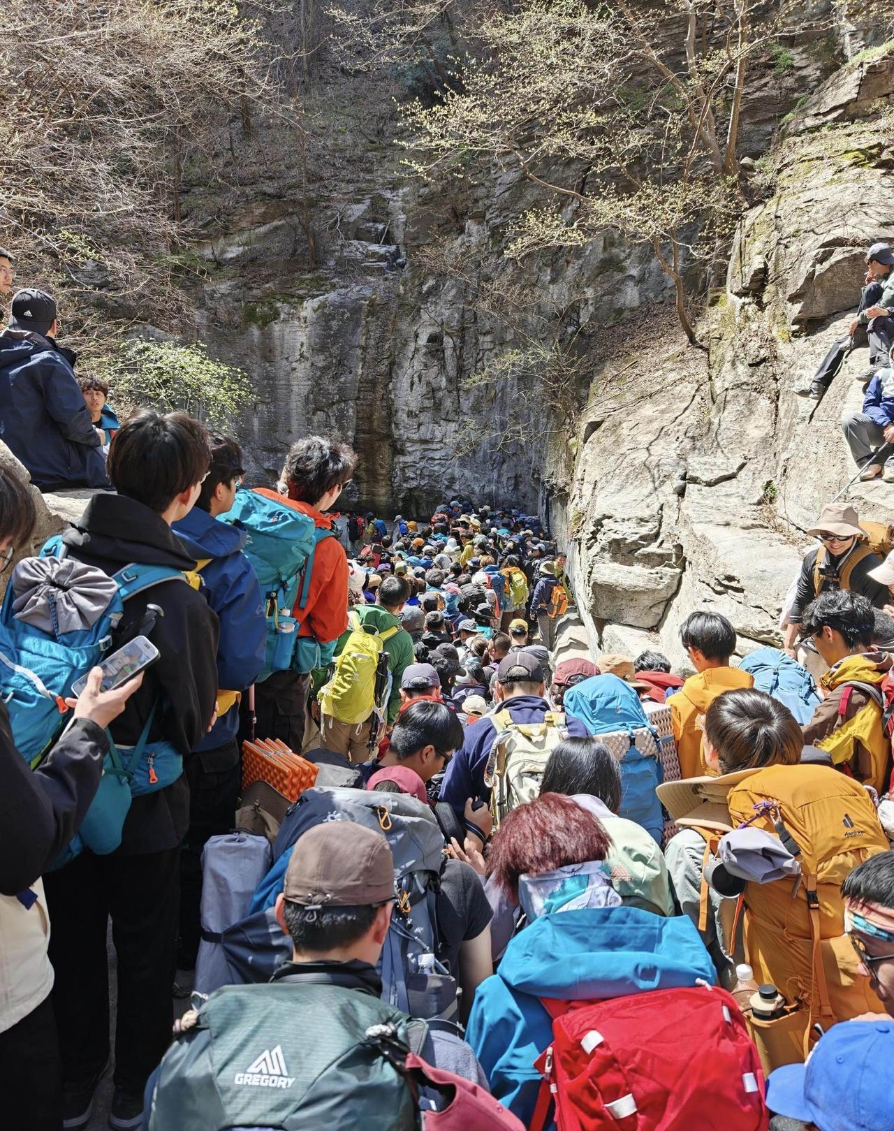 假期想着避开人群，选了南太行徒步，以为够小众了吧？结果一到山口，好家伙，人从