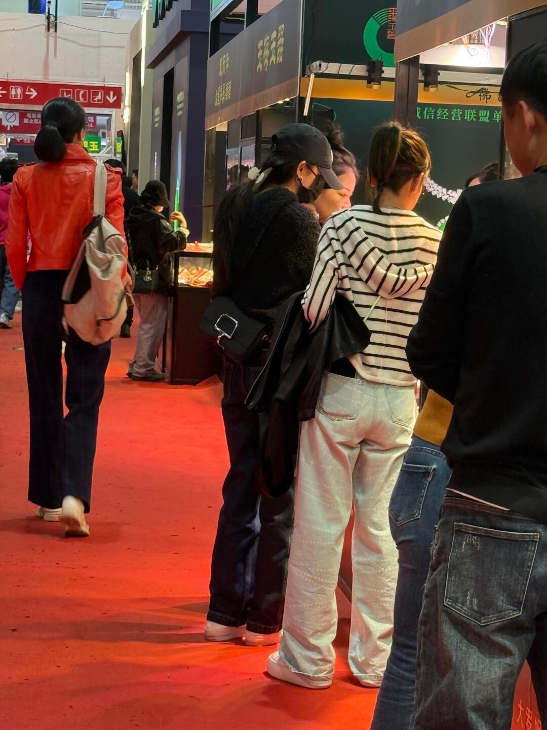捂成这样也能一眼认出杨幂这就是属于大明星独有的气质，我在路上看到这样身材好会穿