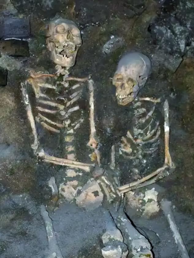 1997年，施工队干活时，工人的铁锹突然铲到硬物，挖开一看吓坏在场众人，一对被拷