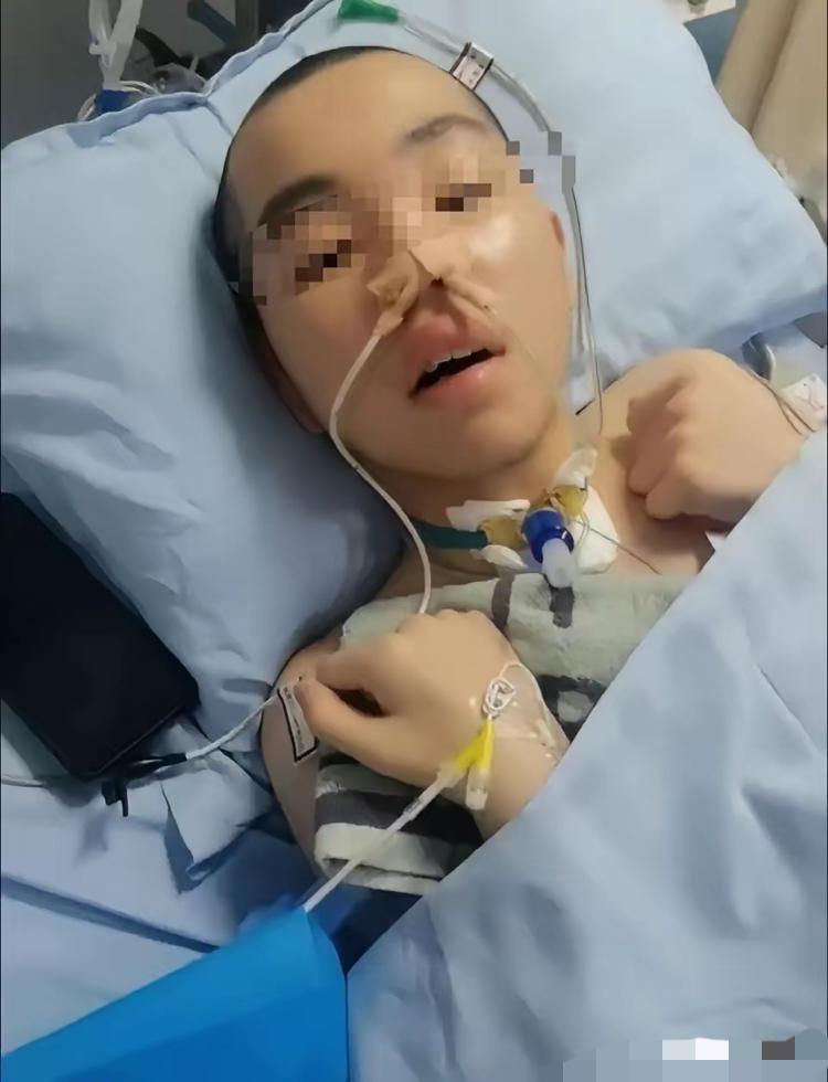 就一拳！14岁女生课间跟男生闹着玩，捶了下他胸口，男生直接倒下，一年多了瘫在床上