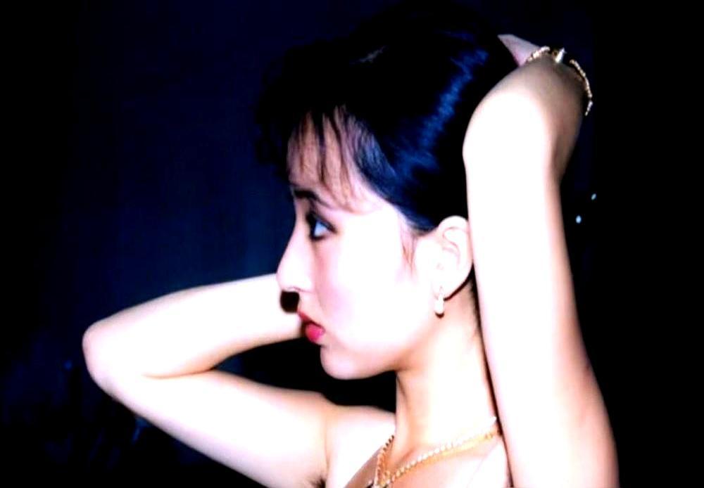 露腋毛的女明星，几乎全被骂过“不礼貌”。1999年茱莉亚·罗伯茨首映礼挥手