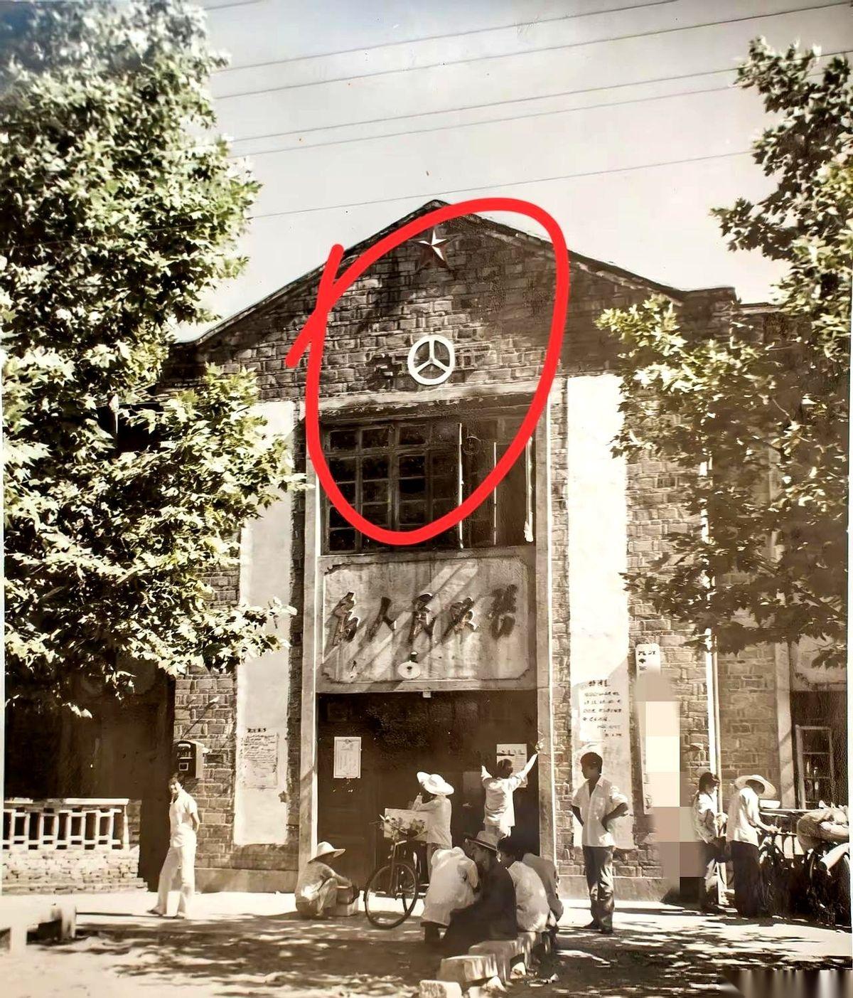 一张泛黄的老照片，把所有人都问住了。照片是60年代拍的，不是剧照。上面一个大标