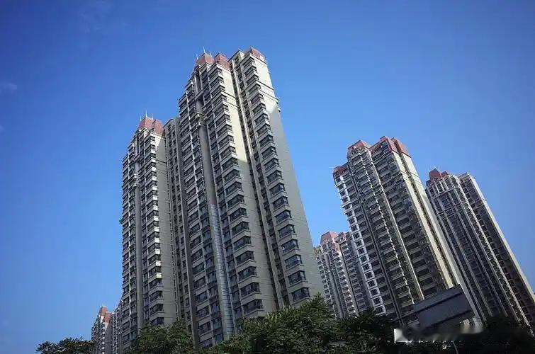 500平房子安装了26个空调外机！被投诉！近日，武汉市一小区居民投诉，同楼栋