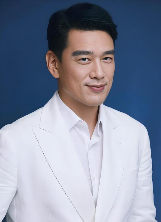 当年，王耀庆为了打游戏4个月不出门，买8台电脑，20个账号。可是房东女儿收租时，