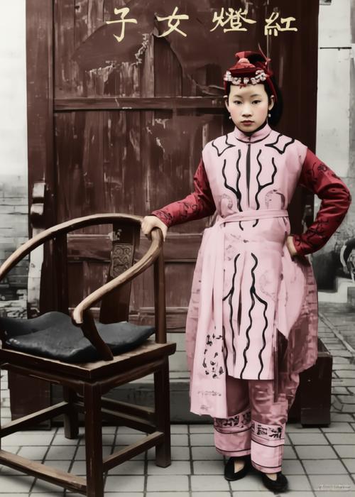 这是一张清末照相馆拍摄的珍贵影像，记录了义和团运动中女性组织“红灯照”成员的真实