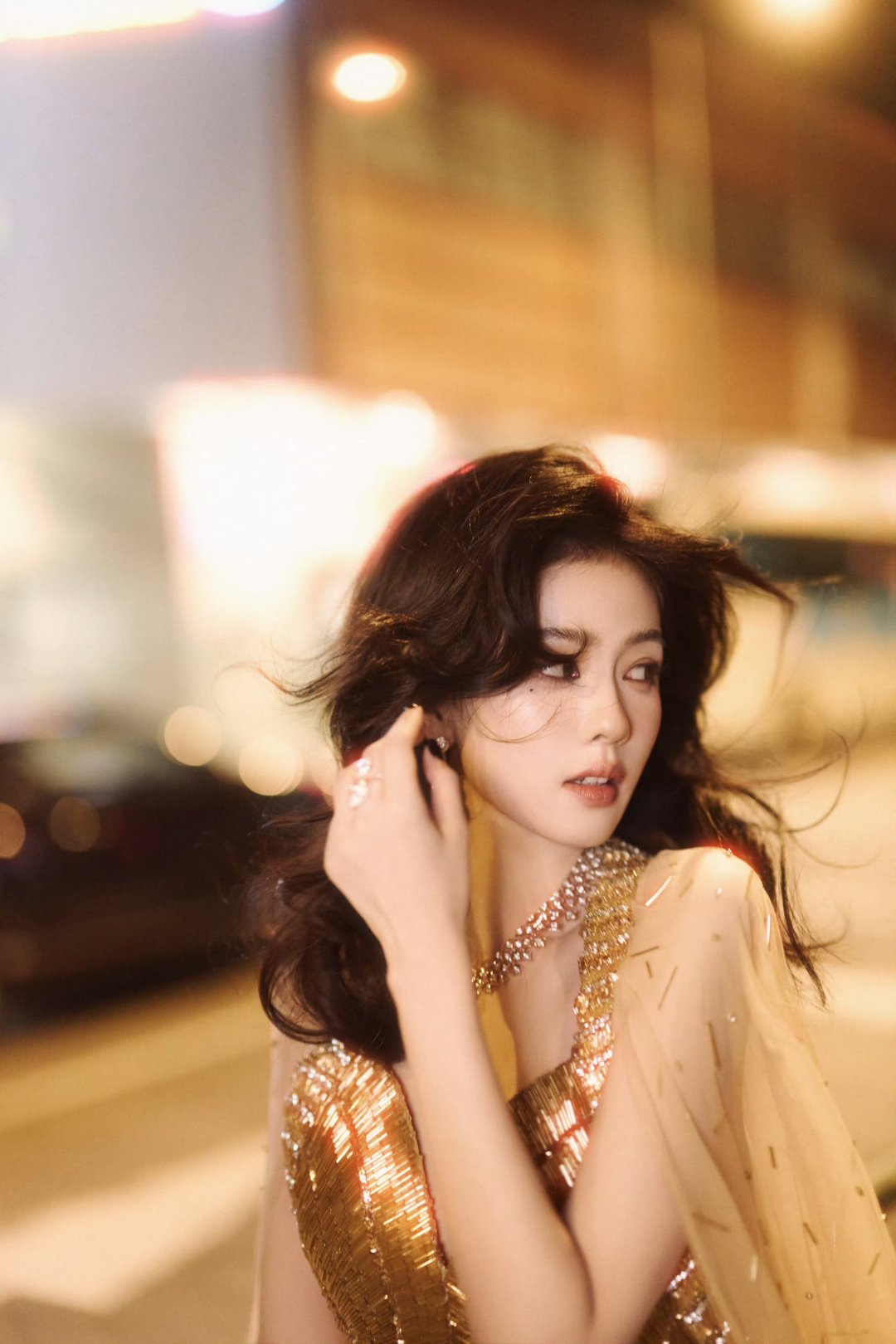 白鹿第三套出图白鹿的第三套出图堪称造型圈的“氛围杀”，直接将优雅与飒爽的平衡感拿