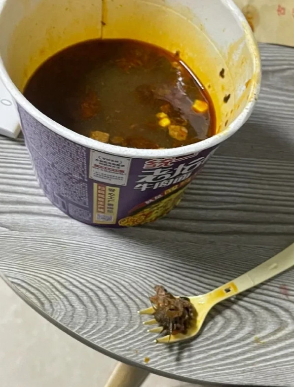 杭州网友发视频称，在统一老坛<em>酸菜牛肉面</em>里吃出了异物，“<em>酸菜</em>里面的，吐出来发现有毛