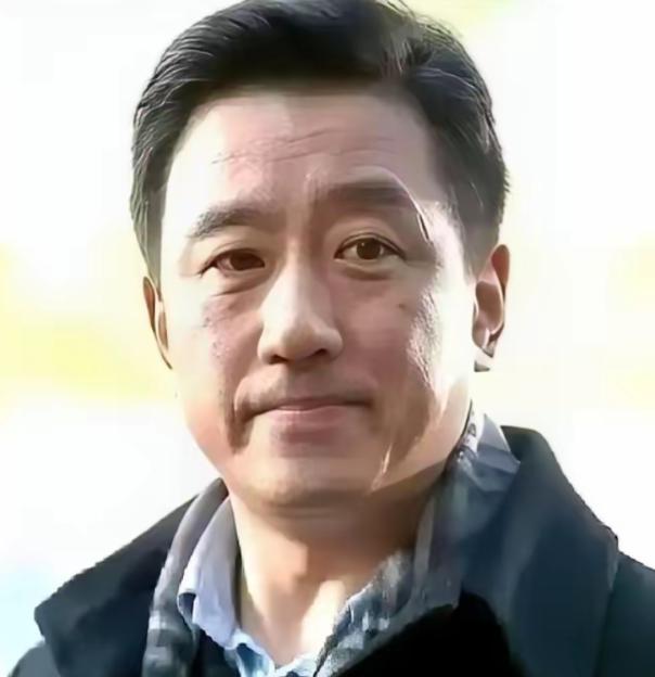 一个演员，戏拍了七成，突然要求片酬翻倍，不给就罢演。导演二话不说，把已经拍好的几
