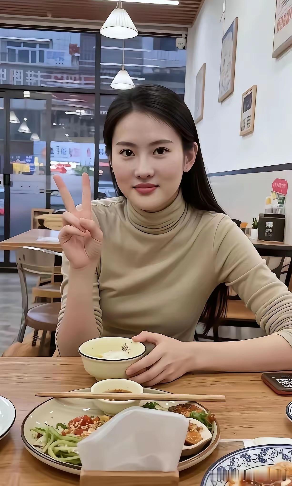 全红婵的教练陈若琳，人美心善，带出奥运冠军，跳水传奇续写荣光。镜头下，陈若琳坐在