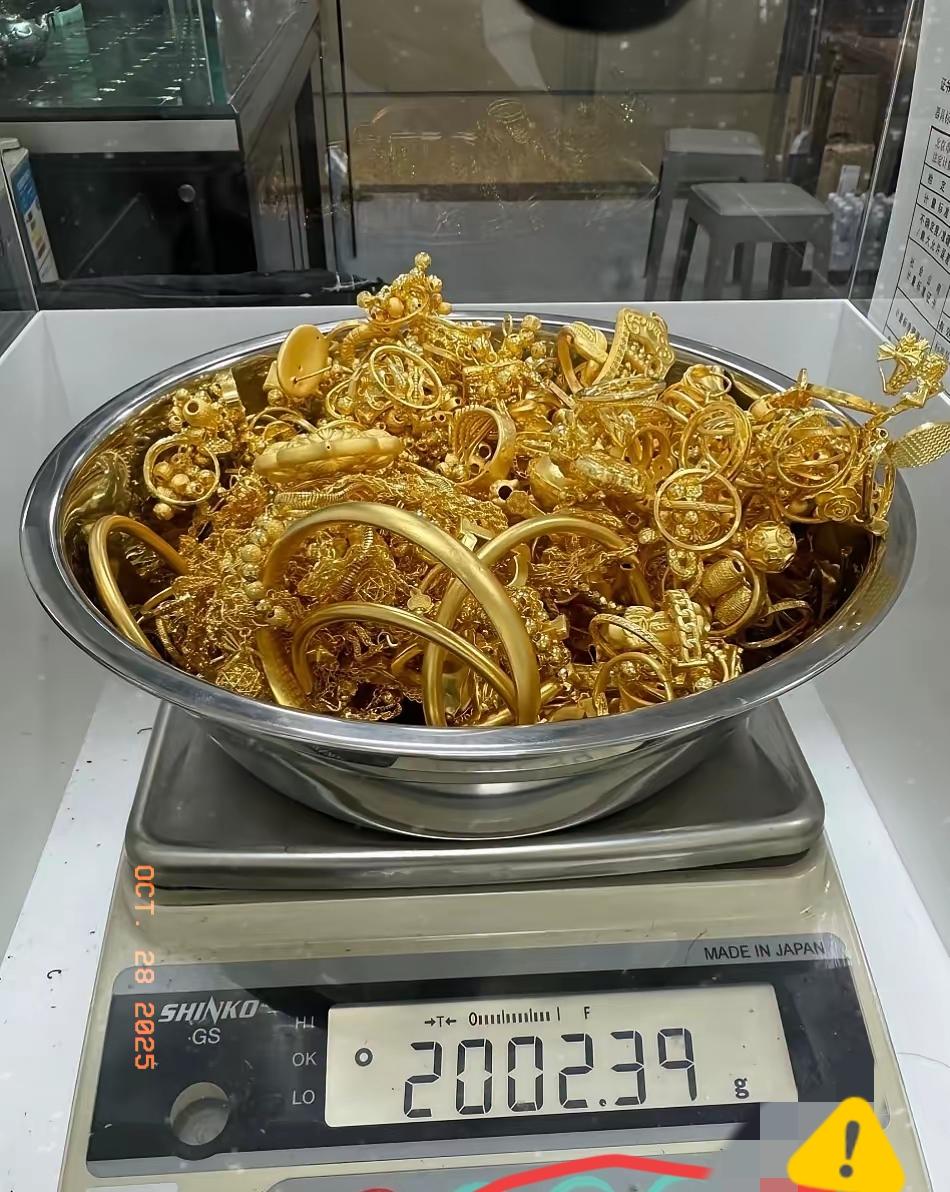 10月28日黄金市场已经变天了,不是因为黄金跌到906,而是大量黄金回收店