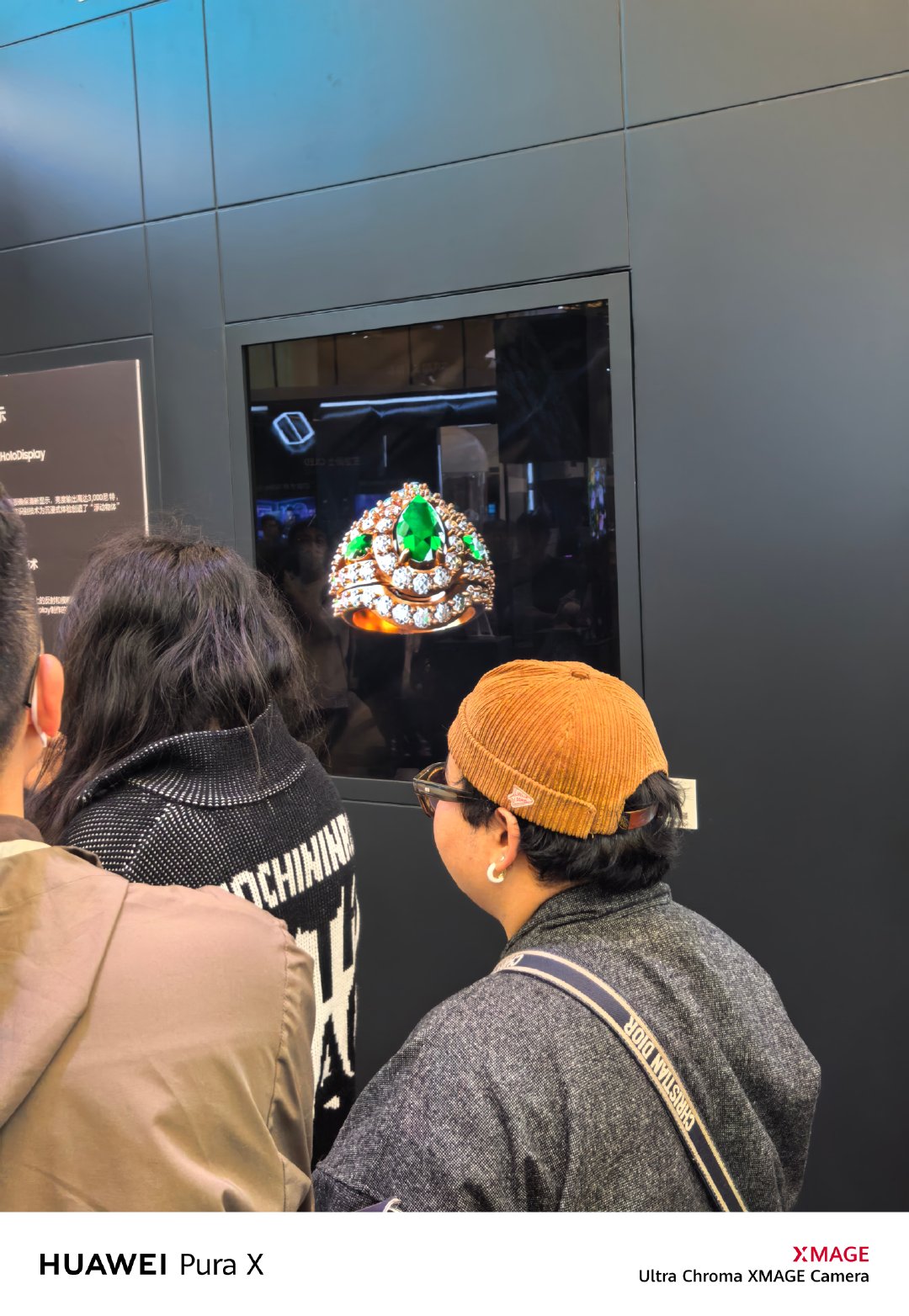 三星展台，两个惊喜的展示：1、图1的裸眼3D显示，站在特定位置看清晰度贼好，据说