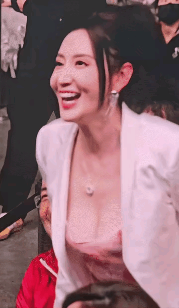 张萌在女明星里的婚姻状态确实让人羡慕，丈夫给予了她极大的自由，单说穿衣这方面，她