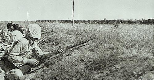 1944年正月，天寒地冻，伪军把一个奄奄一息，光着身子的少女扔在乱石堆上！几条野