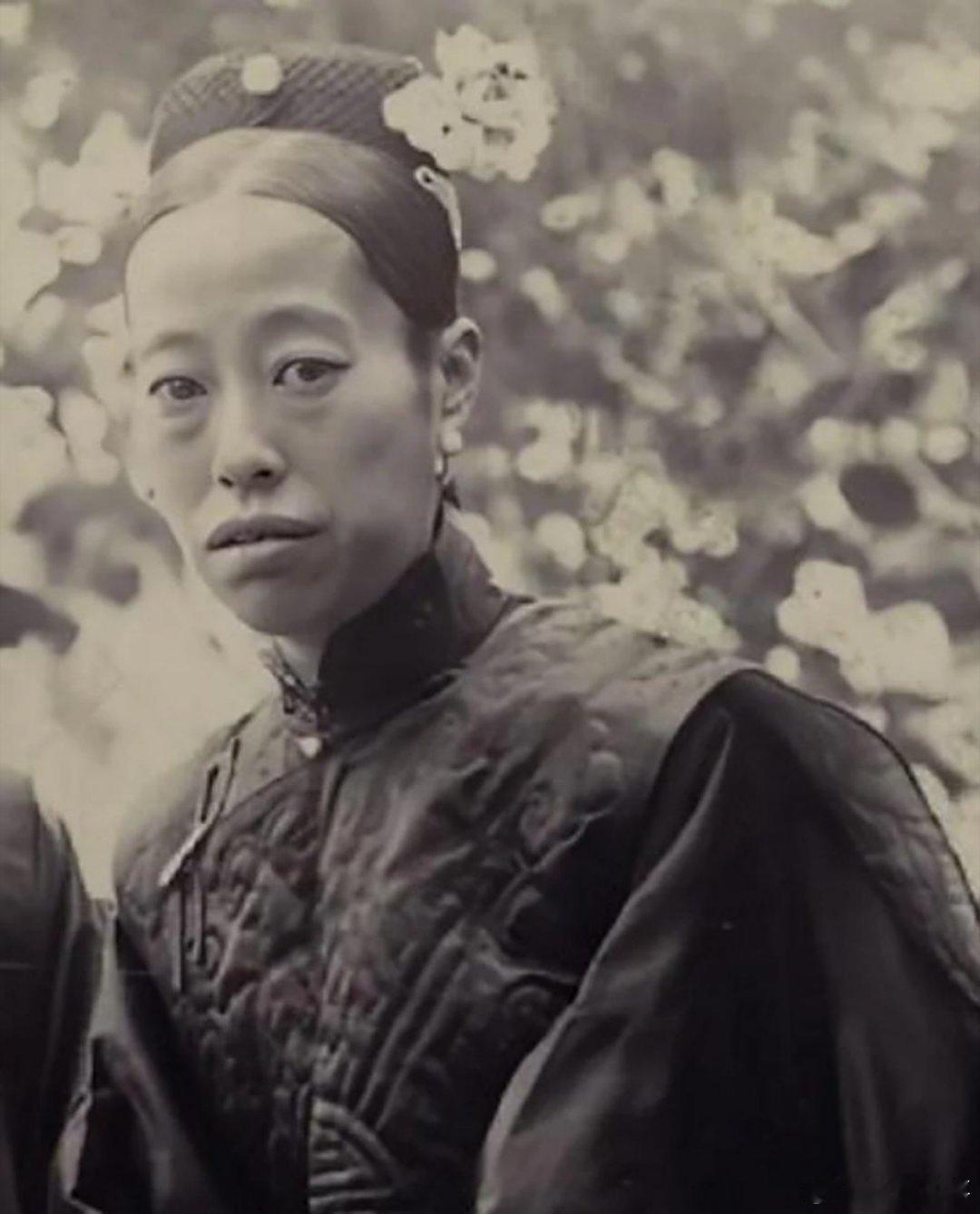 1888年，隆裕嫁给了小她3岁的表弟光绪，新婚当夜，光绪跪地大哭：“我不能与你同
