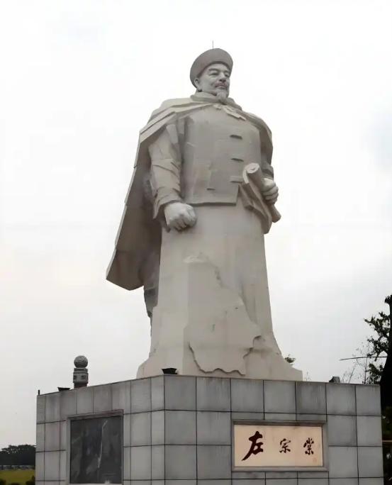 1885年9月，左宗棠在病床上去世，临终前痛骂李鸿章比法国十个将军都坏。两个月后