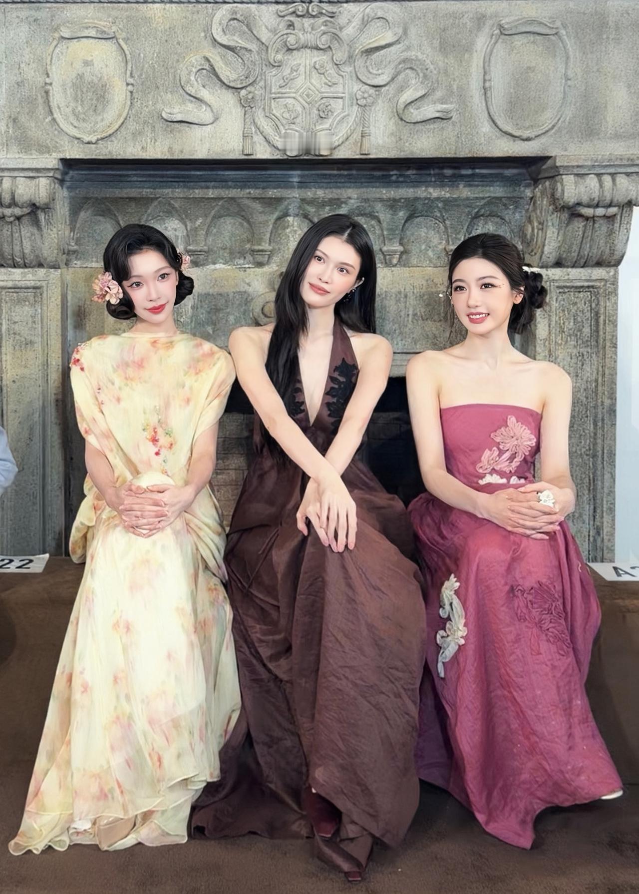 左边是易梦玲，1999年出生，身高168cm。中间是何穗，1989年出生，身高