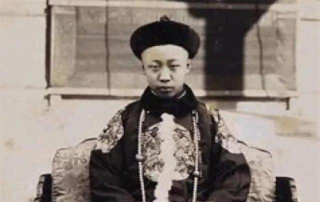 1967年10月17日，溥仪在北京因病去世后，他的家人不知道该以何种规格来安葬溥