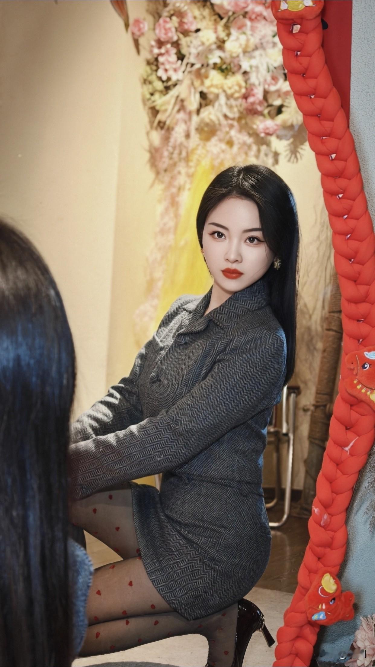 职场穿搭怎样更显女人味?灰色职业套装简直是职场女性凸显女人味的宝藏穿搭。灰色自带