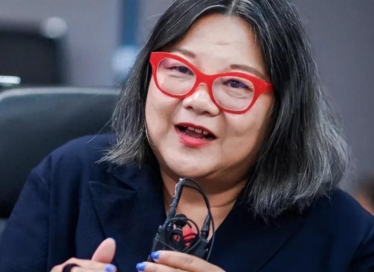 扬言女人要睡五个男人才够本，现在已有4次婚姻。 凭借这句广为流传的话，洪晃常