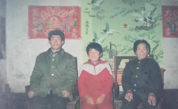 1989年，山东67岁老太路边捡到女婴，31岁光棍儿子捅捅她：“娘，留下