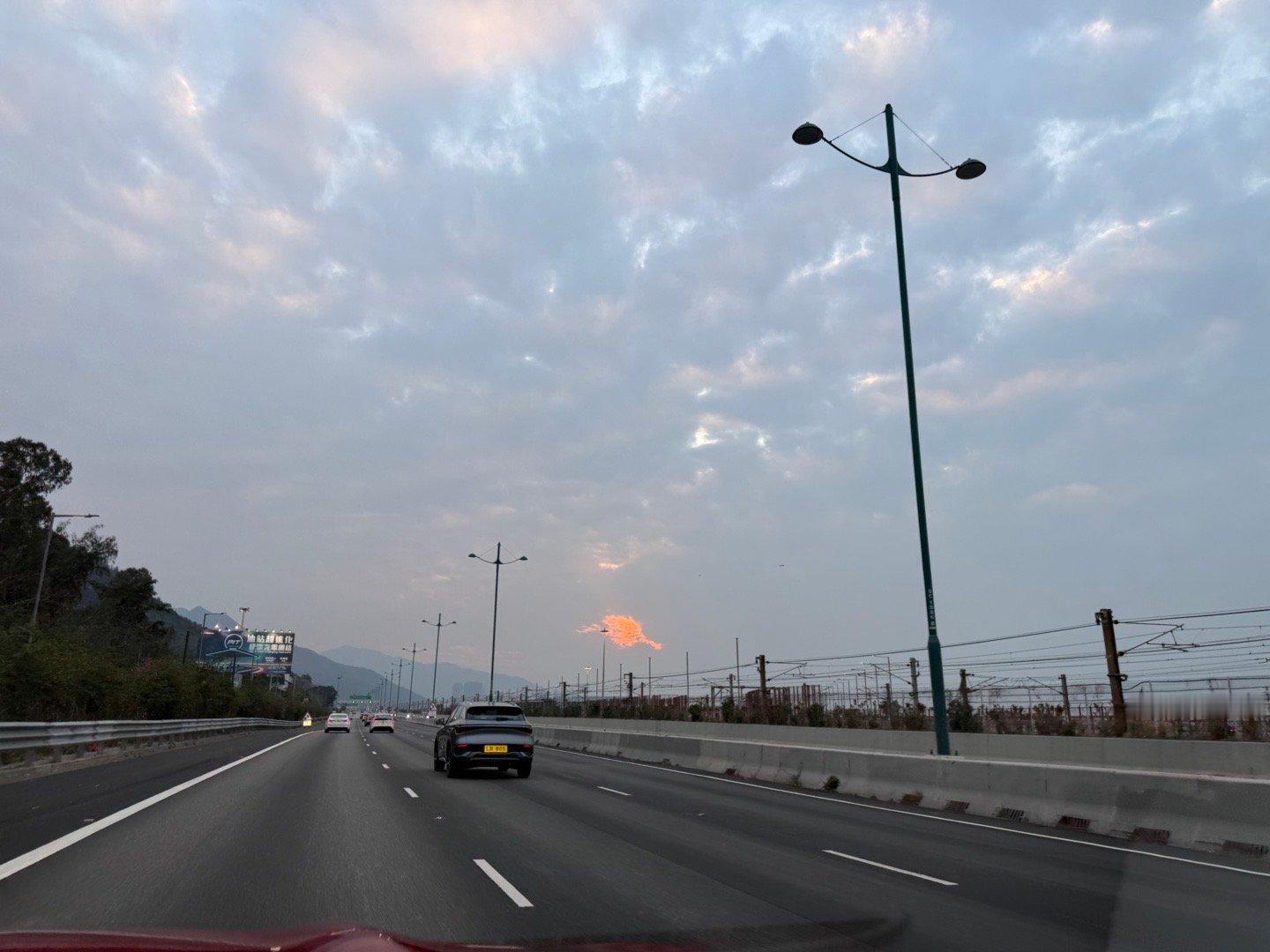 从此以后我也能够两地牌开车入香港，看他们的帅哥美女了