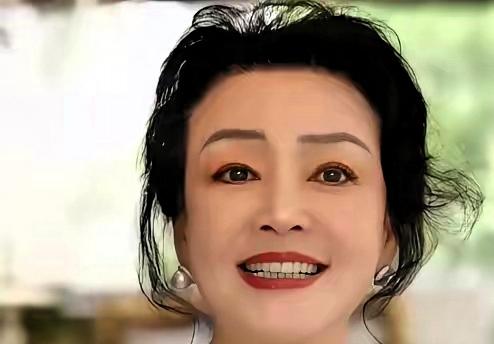 翻看张兰新旧照片对比，很多人都感到震惊。短短一年，她身形变化巨大，眼窝凹陷，面部