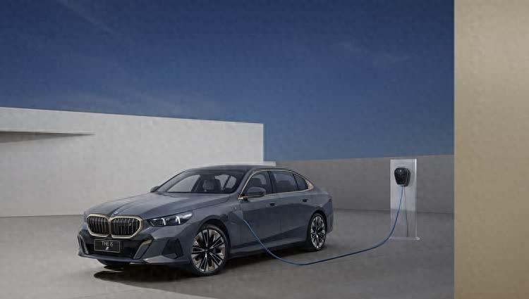 宝马的电池负责人，按理说是全世界最懂电池的那拨人之一。但他最近评价比亚迪闪充的一