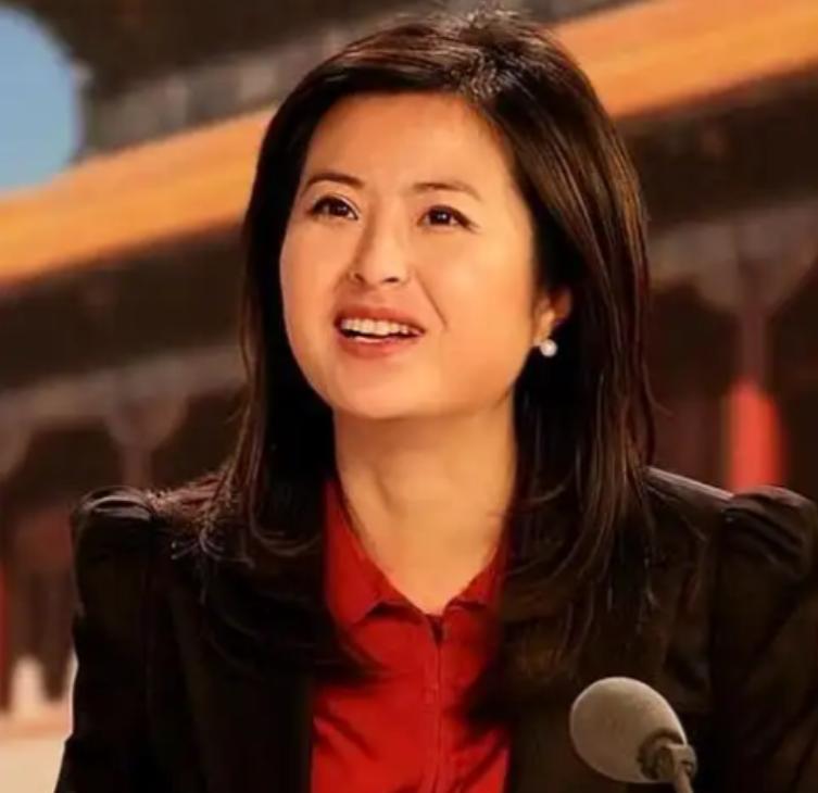 2015年，42岁的“央视名嘴”张泉灵辞职后，趁60岁的老公不注意，带着147万