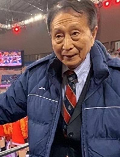 87岁名嘴宋世雄如今独自一人住在北京工体附近的养老院，儿女都在国外，身边连唠个知