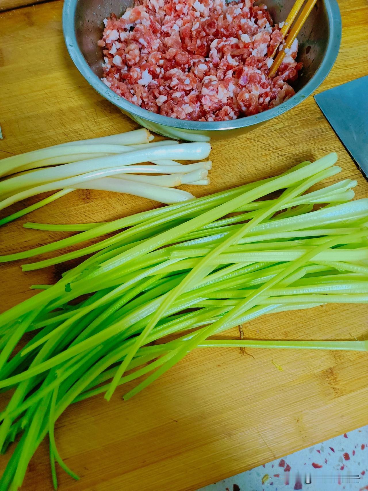 在农村，一天忙的能按时吃饭就很不错了，还哪有闲时间包饺子，除非家里人多，分工明确