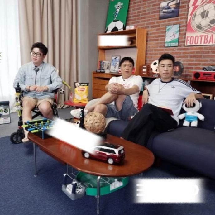 范志毅给哈兰德讲球范志毅讲起球来真的是特别有魅力啊，而且既有干货，又有很多的笑点