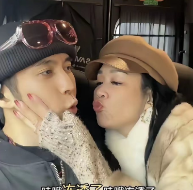 钟丽缇对张伦硕，绝对是生理性习惯，时不时的就要亲亲抱抱张伦硕也超级宠老婆，镜