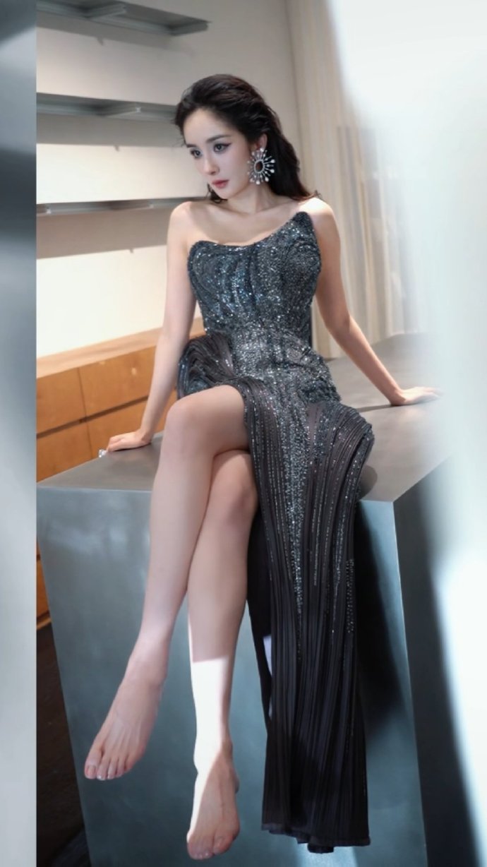vogue红毯杨幂又玩抽象了